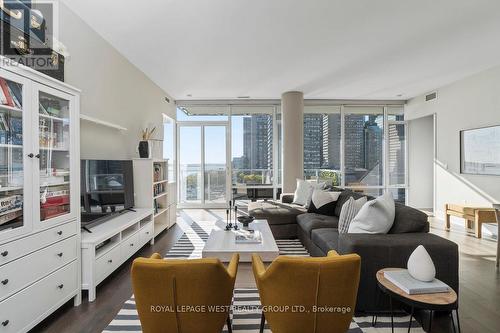 904 - 29 Queens Quay E, Toronto, ON - Indoor Photo Showing Living Room