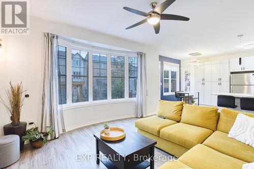 382 Montreal Circle, Hamilton, ON - Indoor Photo Showing Living Room