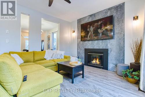 382 Montreal Circle, Hamilton, ON - Indoor Photo Showing Living Room With Fireplace