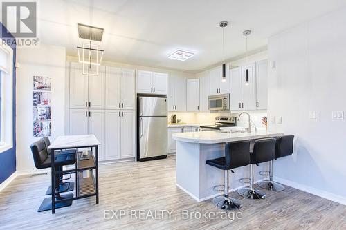 382 Montreal Circle, Hamilton, ON - Indoor Photo Showing Kitchen With Upgraded Kitchen