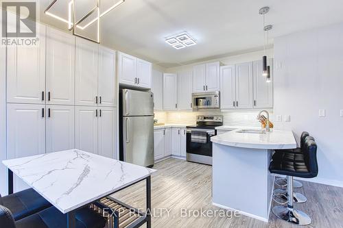 382 Montreal Circle, Hamilton, ON - Indoor Photo Showing Kitchen