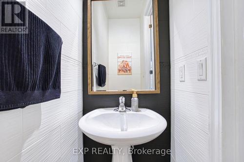 382 Montreal Circle, Hamilton, ON - Indoor Photo Showing Bathroom