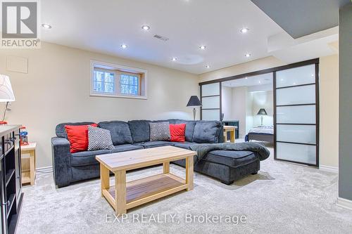 382 Montreal Circle, Hamilton, ON - Indoor Photo Showing Living Room