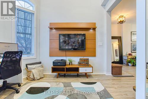 382 Montreal Circle, Hamilton, ON - Indoor Photo Showing Living Room