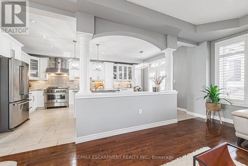 97 Chartwell Circle, Hamilton, ON - Indoor Photo Showing Kitchen With Upgraded Kitchen