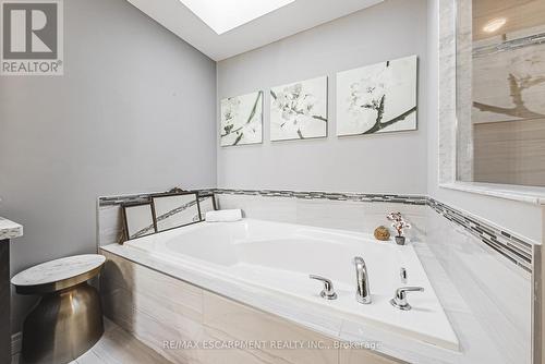 97 Chartwell Circle, Hamilton, ON - Indoor Photo Showing Bathroom