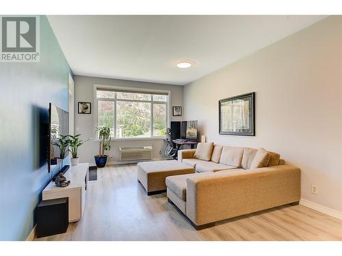 2523 Shannon View Drive Unit# 106, West Kelowna, BC - Indoor Photo Showing Living Room