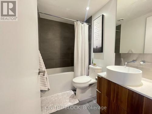 509 - 185 Roehampton Avenue, Toronto, ON - Indoor Photo Showing Bathroom