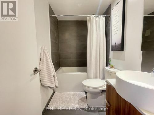 509 - 185 Roehampton Avenue, Toronto, ON - Indoor Photo Showing Bathroom