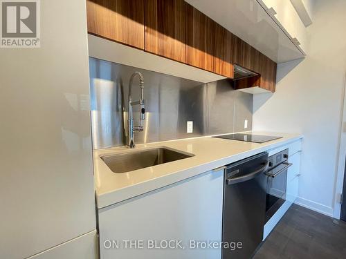 509 - 185 Roehampton Avenue, Toronto, ON - Indoor Photo Showing Kitchen