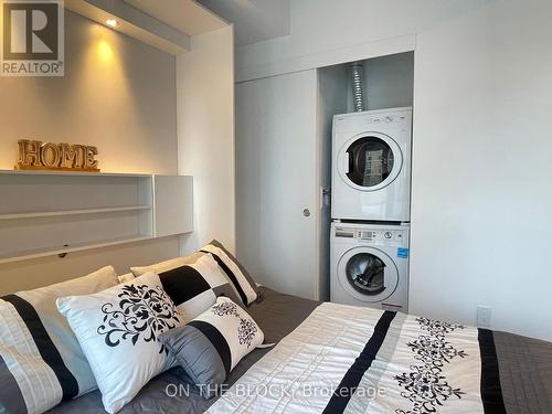 509 - 185 Roehampton Avenue, Toronto, ON - Indoor Photo Showing Laundry Room