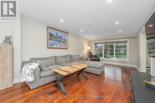 447 Edgeworth Road, Mississauga, ON - Indoor Photo Showing Living Room