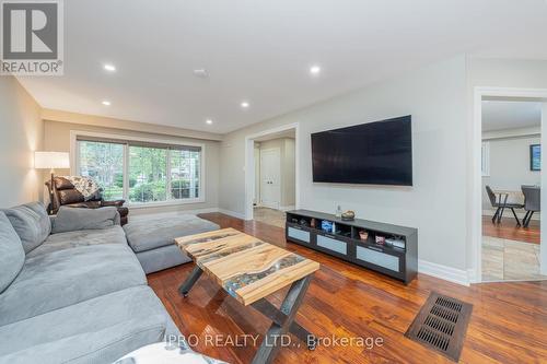 447 Edgeworth Road, Mississauga, ON - Indoor Photo Showing Living Room