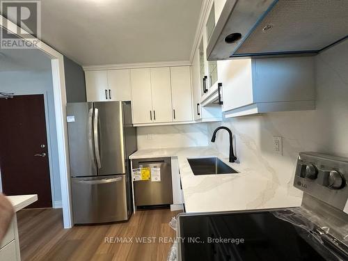 911 - 360 Ridelle Avenue, Toronto, ON - Indoor Photo Showing Kitchen