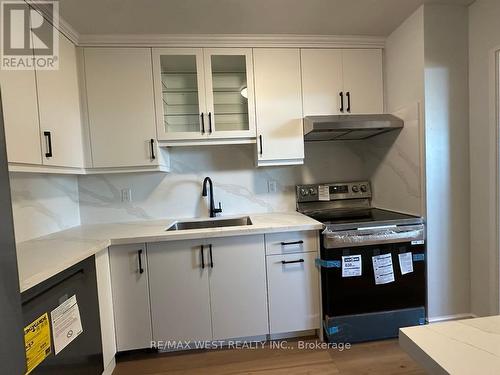 911 - 360 Ridelle Avenue, Toronto, ON - Indoor Photo Showing Kitchen