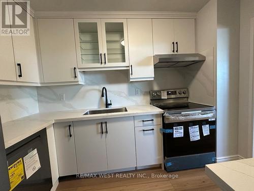 911 - 360 Ridelle Avenue, Toronto, ON - Indoor Photo Showing Kitchen