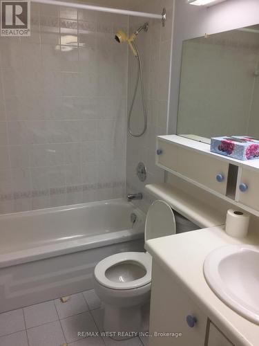 911 - 360 Ridelle Avenue, Toronto, ON - Indoor Photo Showing Bathroom