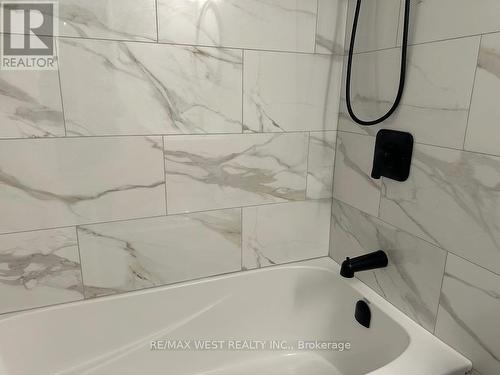 911 - 360 Ridelle Avenue, Toronto, ON - Indoor Photo Showing Bathroom