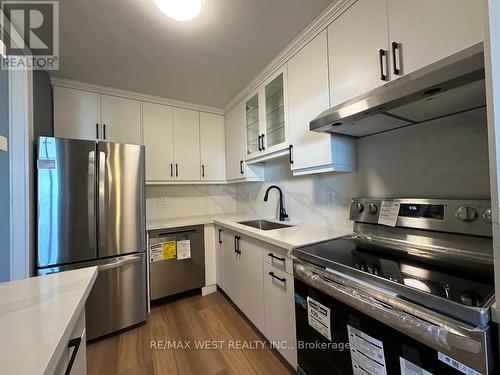 911 - 360 Ridelle Avenue, Toronto, ON - Indoor Photo Showing Kitchen