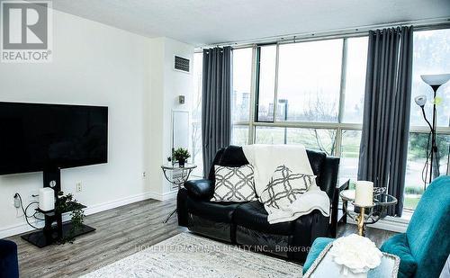 202 - 4205 Shipp Drive W, Mississauga, ON - Indoor Photo Showing Living Room