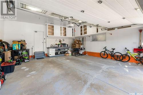 230 Highlands Place, Saskatoon, SK - Indoor Photo Showing Garage