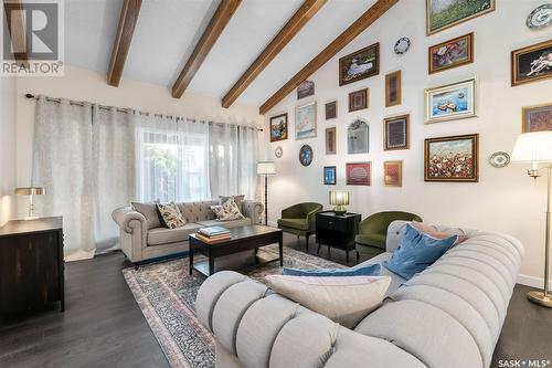 230 Highlands Place, Saskatoon, SK - Indoor Photo Showing Living Room