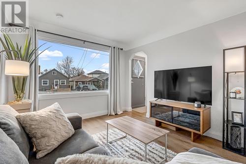 430 Brunswick Street, Hamilton, ON - Indoor Photo Showing Living Room