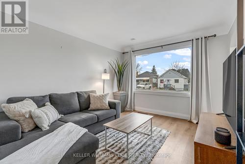 430 Brunswick Street, Hamilton, ON - Indoor Photo Showing Living Room