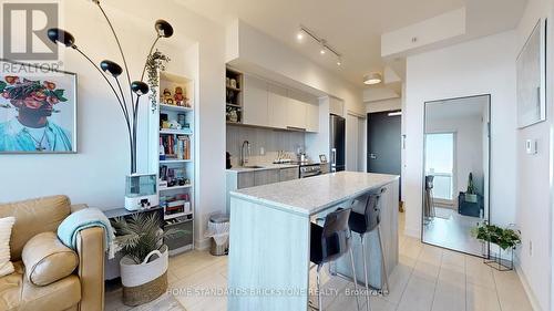 1005 - 31 Tippett Road, Toronto, ON - Indoor Photo Showing Kitchen