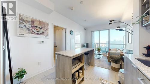 1005 - 31 Tippett Road, Toronto, ON - Indoor Photo Showing Kitchen