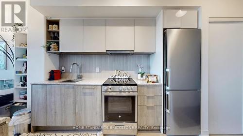 1005 - 31 Tippett Road, Toronto, ON - Indoor Photo Showing Kitchen With Upgraded Kitchen