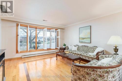 18 Amarillo Drive, Toronto, ON - Indoor Photo Showing Living Room