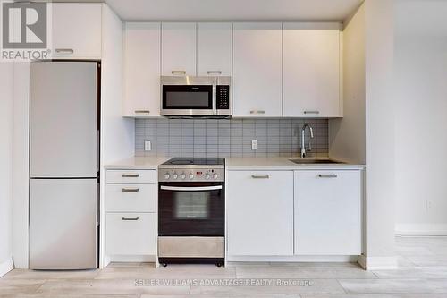 406 - 1630 Queen Street E, Toronto, ON - Indoor Photo Showing Kitchen