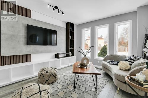 4 Greer Street, Ottawa, ON - Indoor Photo Showing Living Room