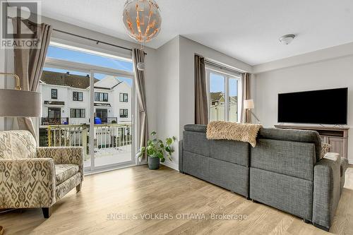 13 Caspian Row, Ottawa, ON - Indoor Photo Showing Living Room