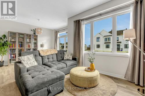 13 Caspian Row, Ottawa, ON - Indoor Photo Showing Living Room