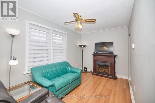 86 Mcalpine Avenue S, Welland (773 - Lincoln/Crowland), ON - Indoor Photo Showing Living Room With Fireplace