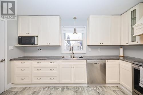 86 Mcalpine Avenue S, Welland (773 - Lincoln/Crowland), ON - Indoor Photo Showing Kitchen With Double Sink