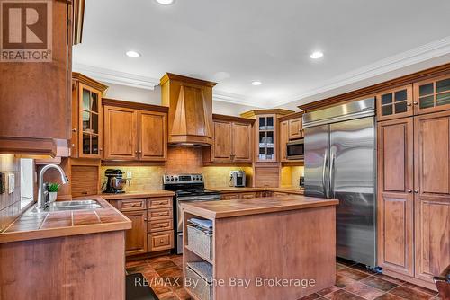 5335 Cosentino Gardens, Mississauga (Hurontario), ON - Indoor Photo Showing Kitchen With Double Sink