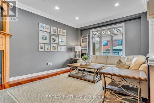 5335 Cosentino Gardens, Mississauga (Hurontario), ON - Indoor Photo Showing Living Room