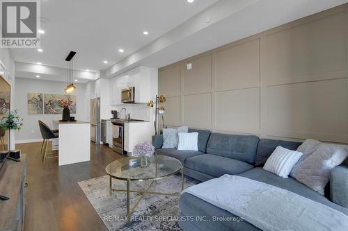 410-150 Sabina Drive, Oakville, ON - Indoor Photo Showing Living Room