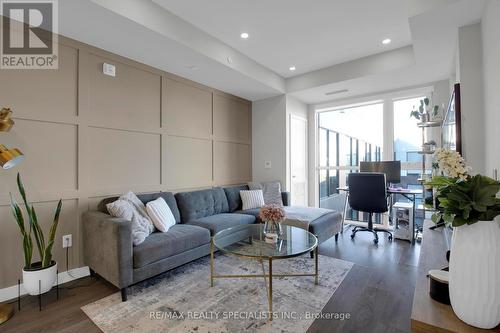 410-150 Sabina Drive, Oakville, ON - Indoor Photo Showing Living Room