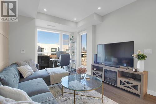 410-150 Sabina Drive, Oakville, ON - Indoor Photo Showing Living Room