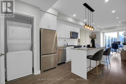 410-150 Sabina Drive, Oakville, ON - Indoor Photo Showing Kitchen