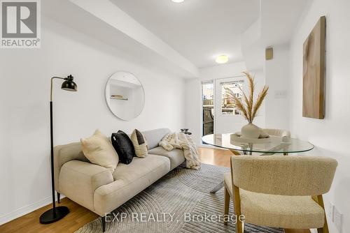 276 - 4975 Southampton Drive, Mississauga, ON - Indoor Photo Showing Living Room