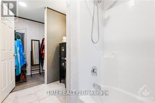 100 - 3535 St. Joseph Boulevard, Ottawa, ON - Indoor Photo Showing Bathroom