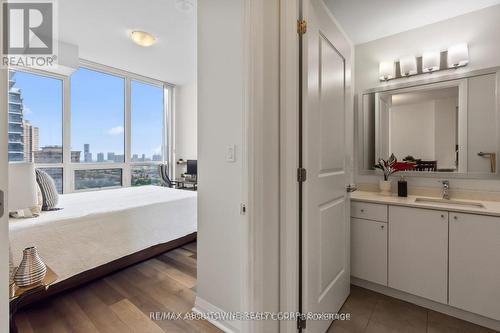 1811 - 5033 Four Springs Avenue, Mississauga, ON - Indoor Photo Showing Bathroom