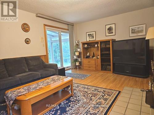 18 Goa Court, Toronto, ON - Indoor Photo Showing Living Room