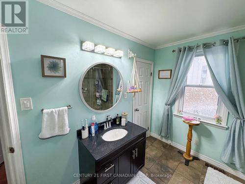 Main Floor Bathroom - 86 Egerton Street, London, ON - Indoor Photo Showing Bathroom