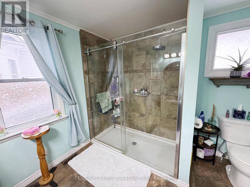 Main Floor Bathroom - 86 Egerton Street, London, ON - Indoor Photo Showing Bathroom